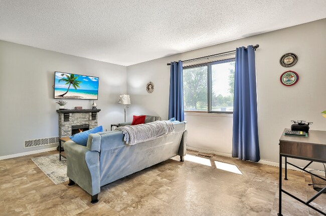 Building Photo - 1271 Greenbriar Ct