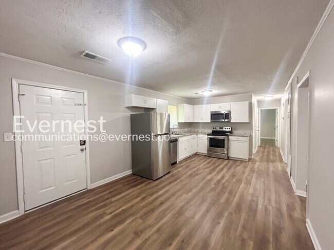 Building Photo - 3 Bed, 2 Bath Home with Garage / Pet-Friendly /  Available Now!