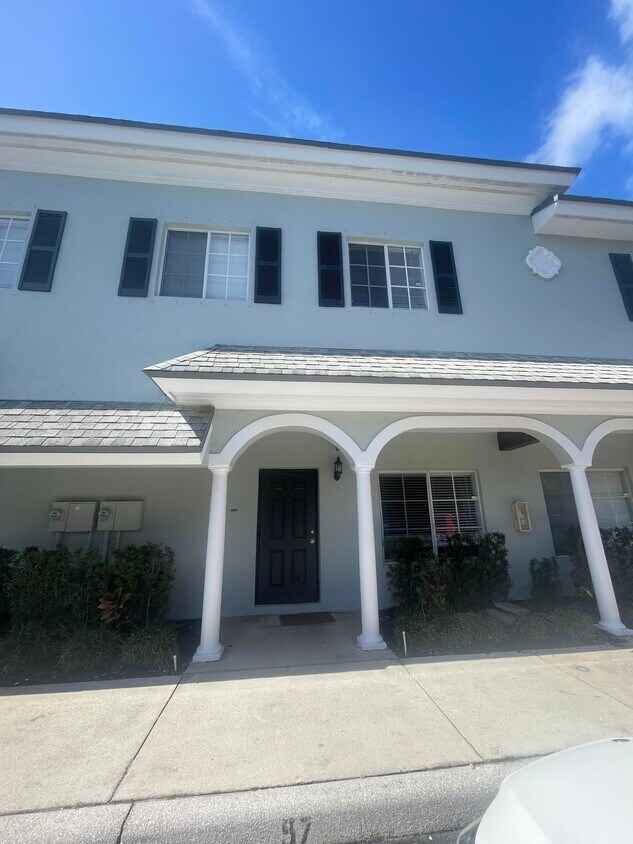 Primary Photo - 1165 Colonial Palms Way