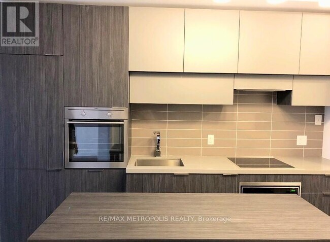 Photo du bâtiment - 8 Eglinton Ave E