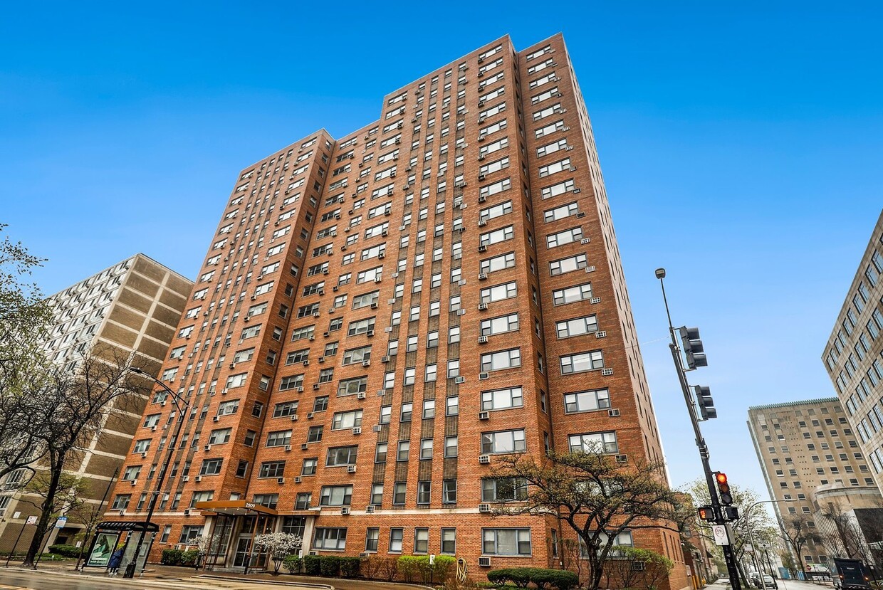 Primary Photo - 2909 N Sheridan Rd