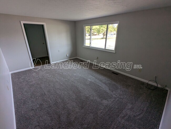 Building Photo - Freshly Updated Split Level Home with 2 Ca...