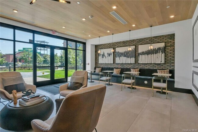 Foto del edificio - 100 Legend Dr