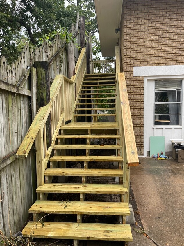 New exterior staircase exclusively serves this unit! - 720 1/2 N Main st Apt A