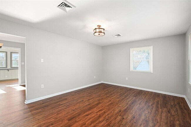 Building Photo - 4 bedroom, 2 bath Bi-Level for rent in Mil...