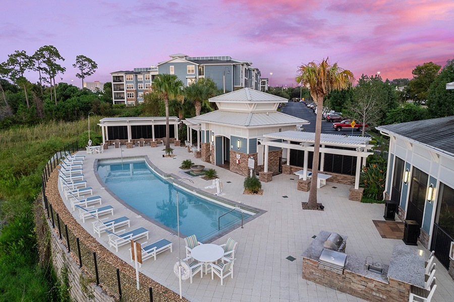 Relájese junto a la piscina en el solárium o en nuestras cabañas - Lake Vue