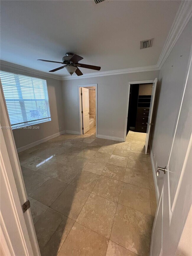 Foto del edificio - 481 Menendez Ave