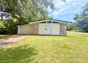 Building Photo - 420 Lakeview Dr