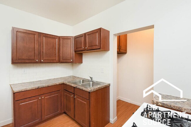 Foto del edificio - 4811 W Warwick Ave