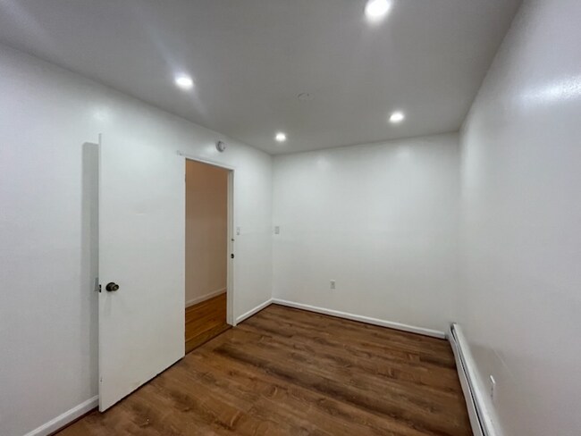 Foto del edificio - 694 E 102nd St