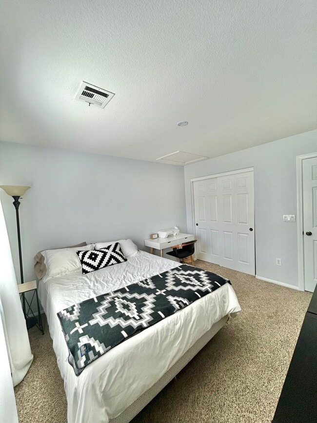 Building Photo - Beautiful 2 story home in Mountain’s Edge