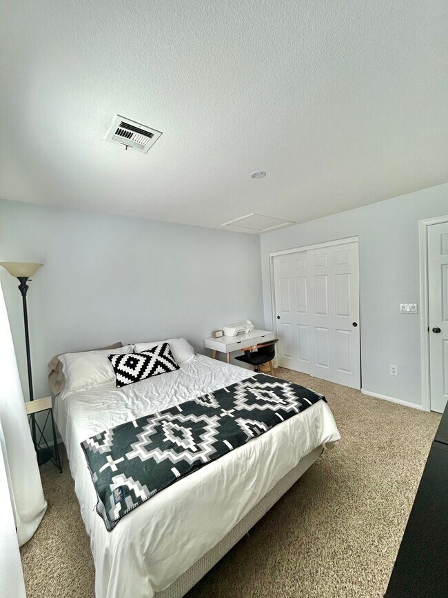 Foto del edificio - Beautiful 2 story home in Mountain’s Edge