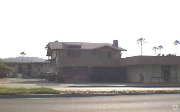 Building Photo - 414 E Route 66