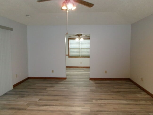 Building Photo - Spacious 3 bedroom home in the Forestbrook...