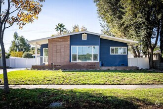 Building Photo - 3538 Roslyn St