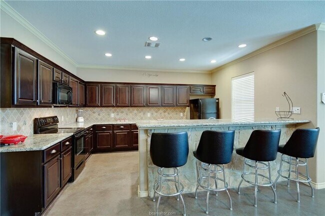 Foto del edificio - 4 bedroom / 4 bath / 2-story in the Barrac...