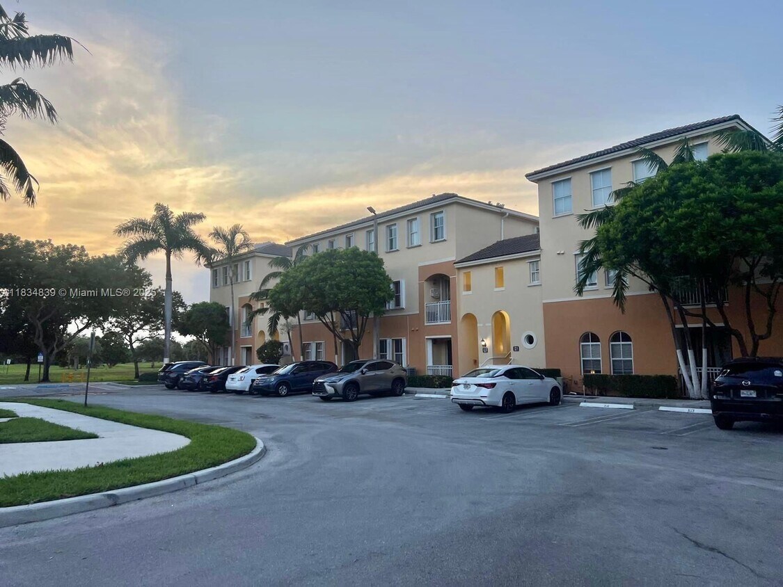 Foto principal - 10242 NW 7th St