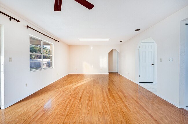 Building Photo - Beautiful Two Bedroom Located in a Quiet N...