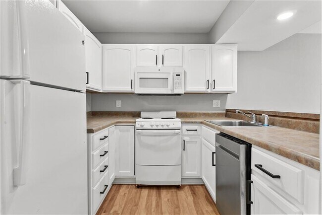 Kitchen - 1506 W 25th Ct