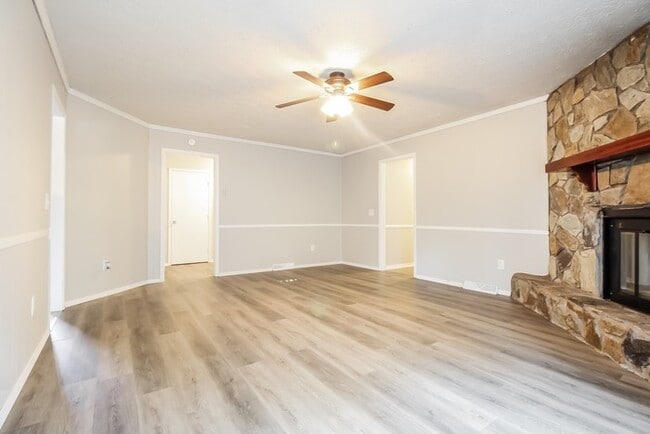 Building Photo - 121 Saratoga Dr