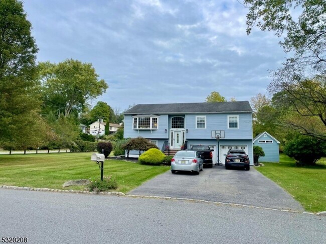 Building Photo - 25 Meadow Ln