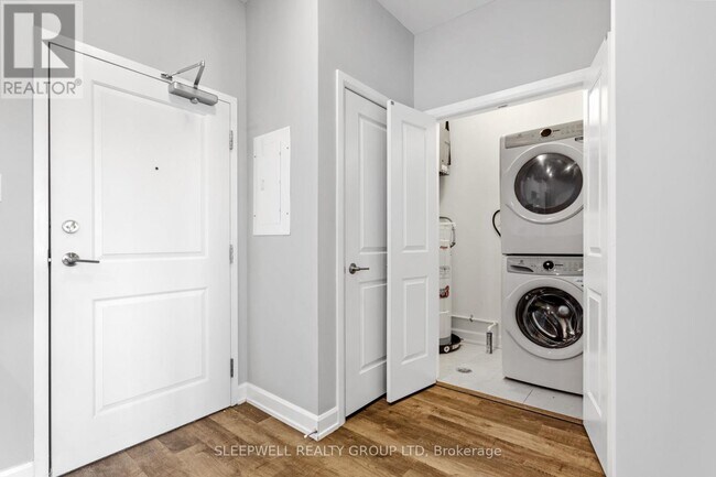 Photo du bâtiment - 979 N Russell Rd