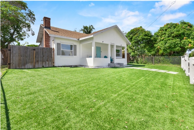 Building Photo - 3421 Pinewood Ave