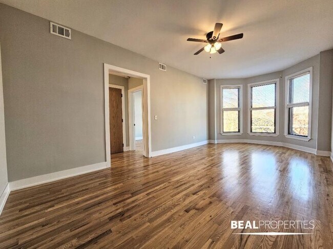 Foto del edificio - 3 bedroom in CHICAGO IL 60657