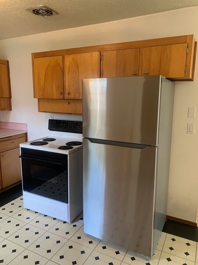 Building Photo - $2,500 Three Bedrooms, One Bath Home with Private Back Yard, Ready To Lease!