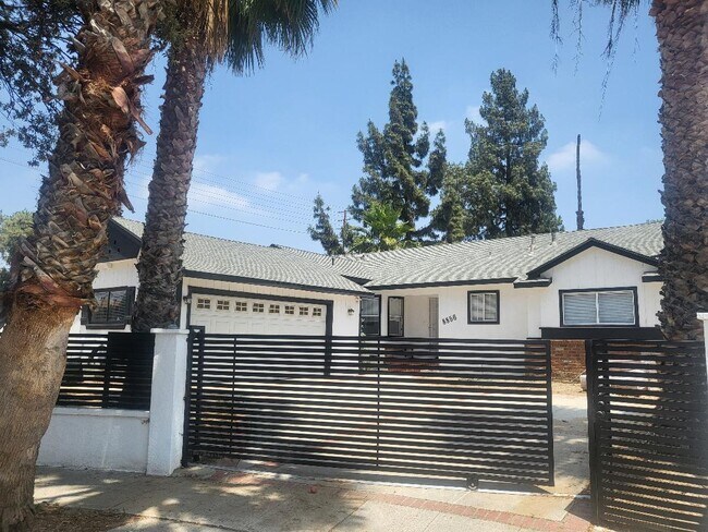 Foto del edificio - 8856 Casaba Ave