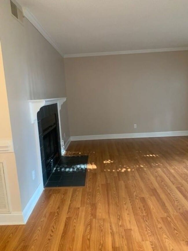 Building Photo - 2 bedroom 2 bath unit- Close to tanglewood!