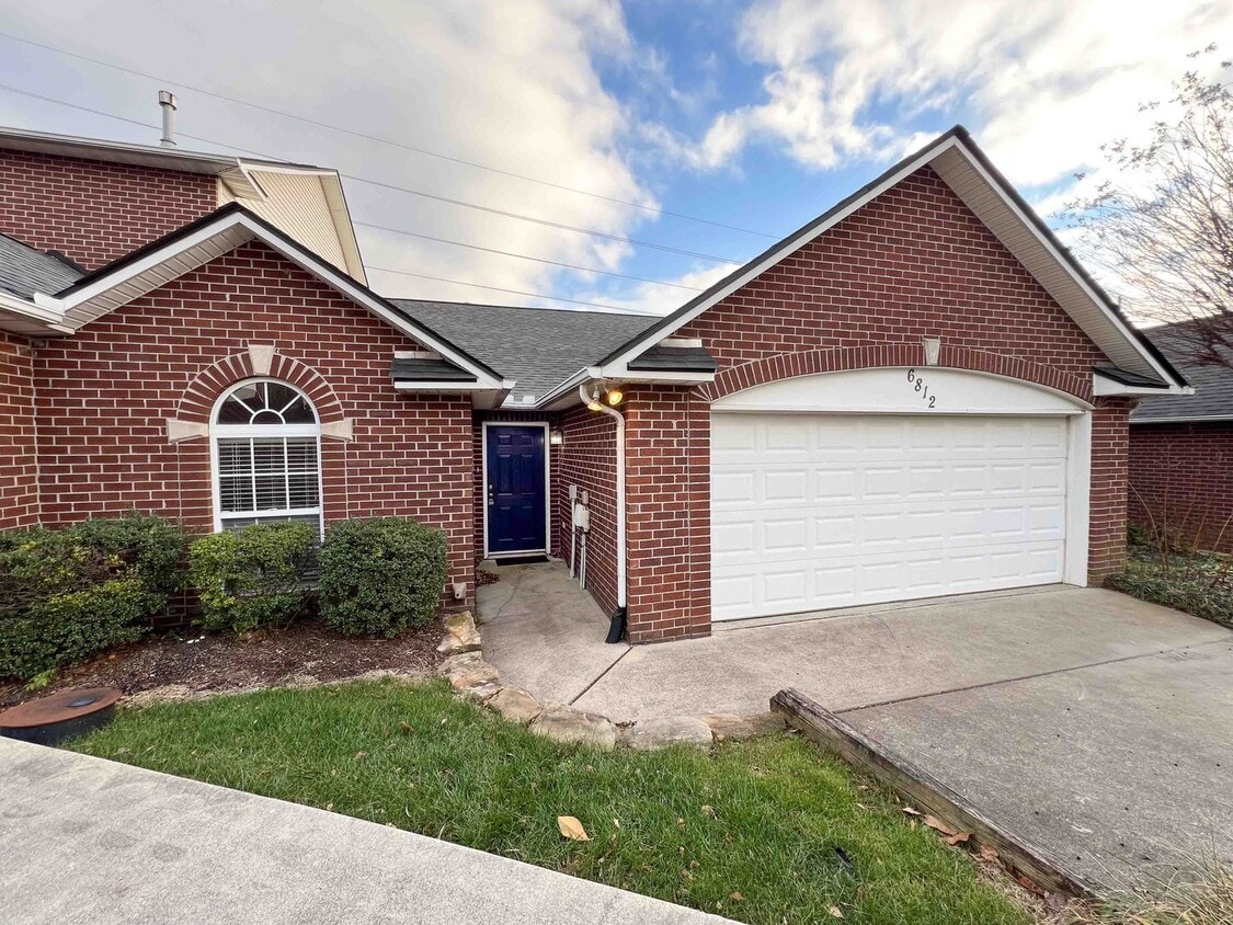 2-Bedroom + office Condo Retreat with Pool Access - 2-Bedroom + office Condo Retreat with Pool Access