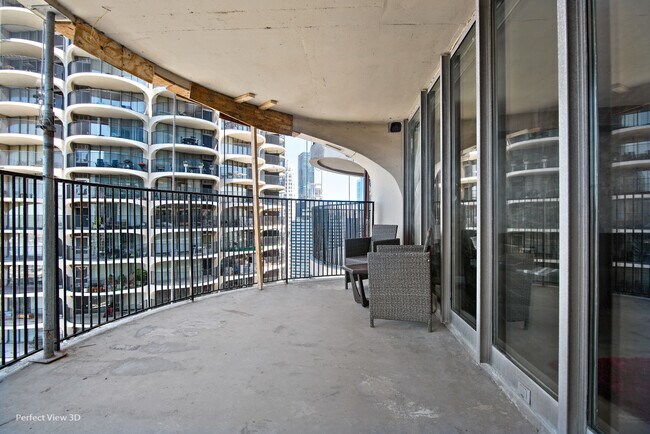 Foto del edificio - 300 N State St