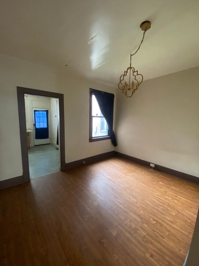 Building Photo - Large Townhouse with Off-Street Parking