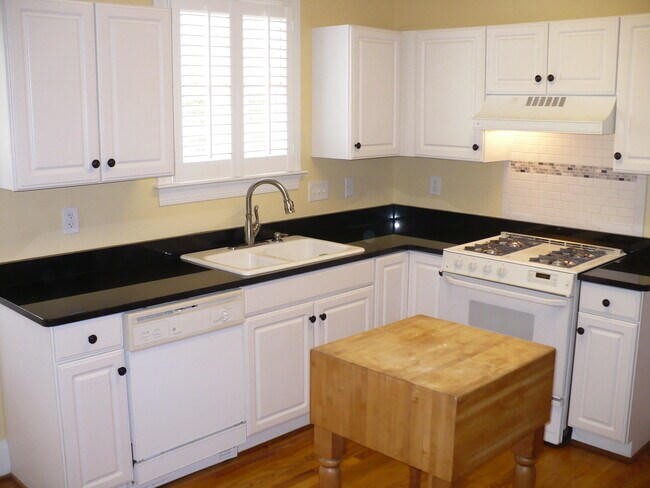 Building Photo - 735 Camaross Dr