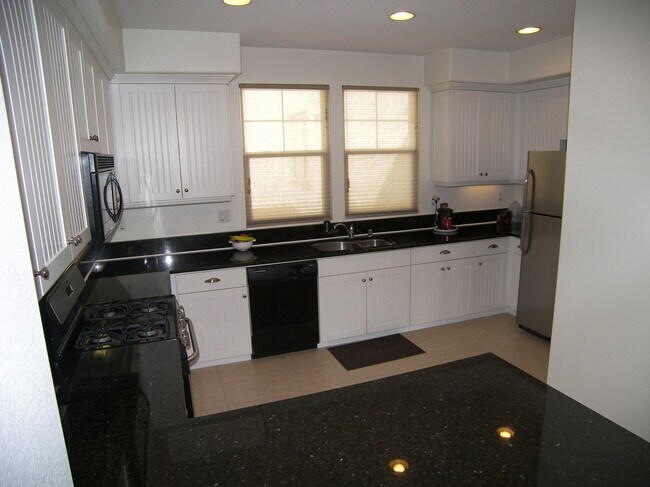 Foto del edificio - 775 Harbor Cliff Way