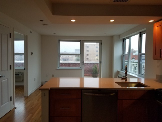 Building Photo - 2550 Crescent St
