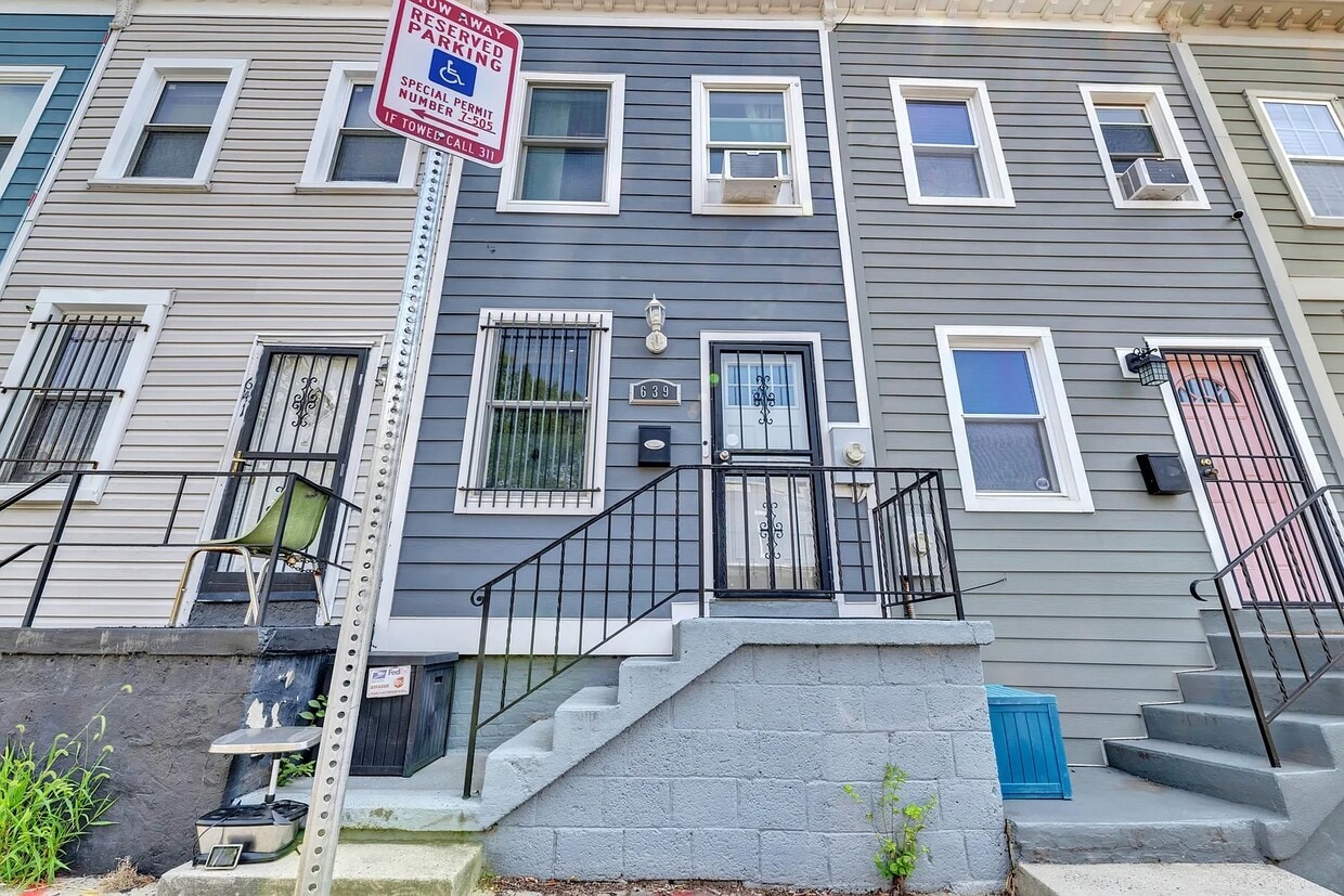 Primary Photo - 639 20th St NE