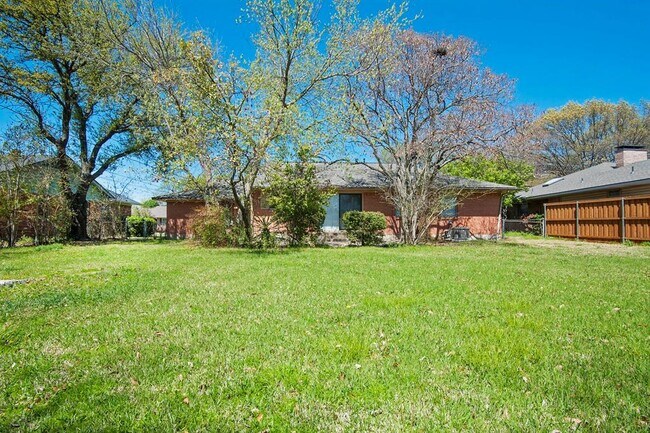 Building Photo - 3222 Latham Dr