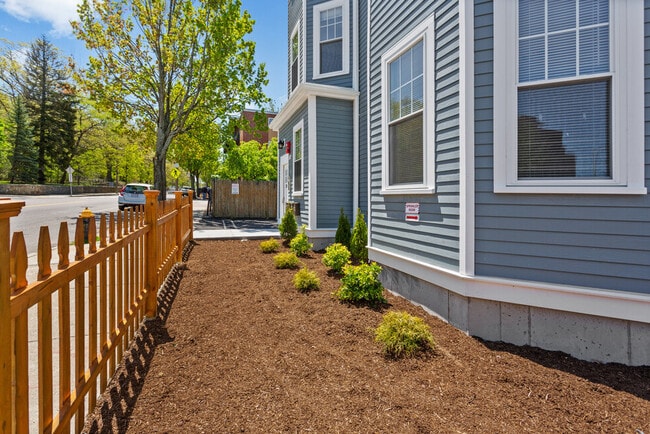 Building Photo - 2149 Dorchester Ave