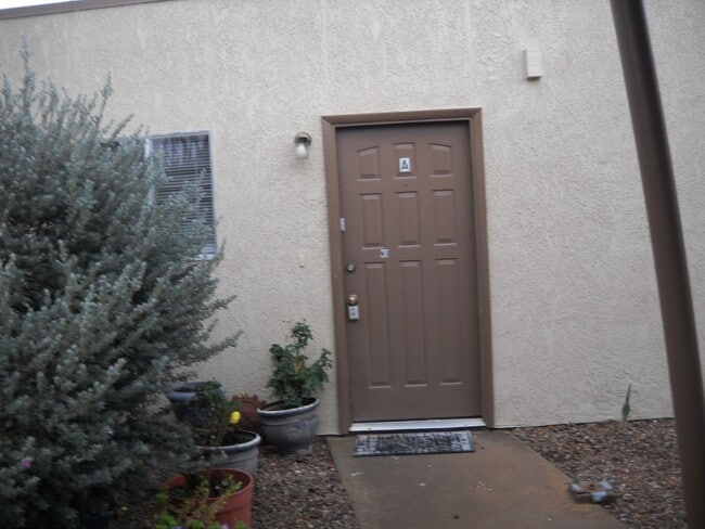 Building Photo - Cute floor level apt