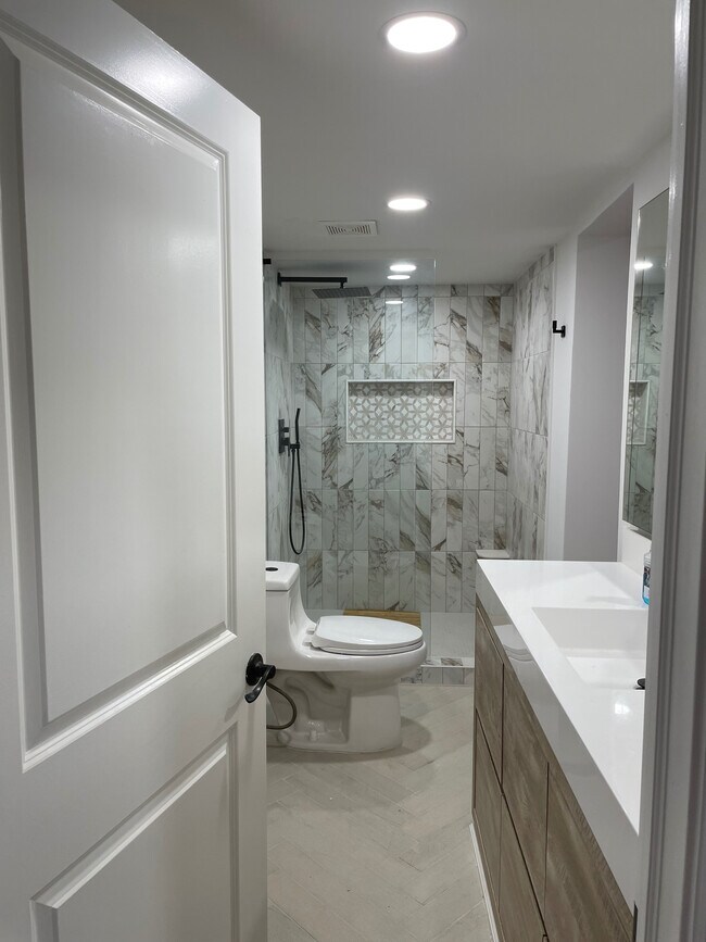 Foto del edificio - Room in Apartment on Wynfair Dr