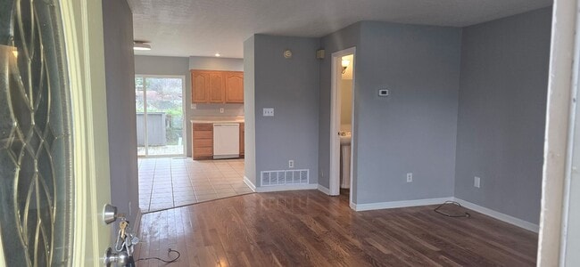 Building Photo - Spacious 3 Bedroom and 1.5 baths Duplex