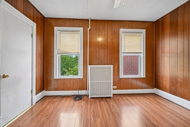 Building Photo - 154 Glen St