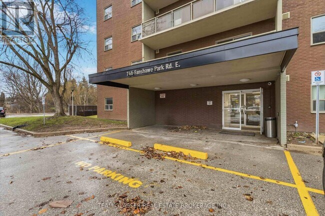 Photo du bâtiment - 746 Fanshawe Park Rd E