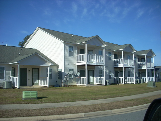 Building Photo - Cross Creek