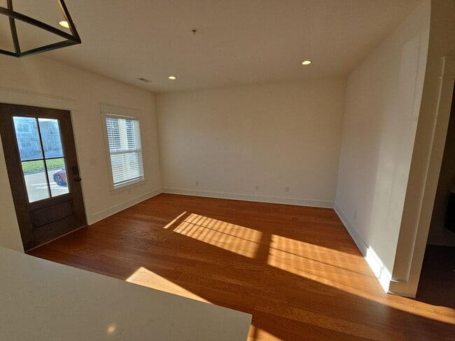 Foto del edificio - 4-Bedroom HOA Townhome with Pool Access Near Downtown Cookeville