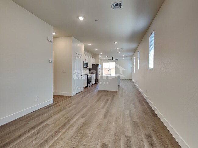 Foto del edificio - 530 Silverbell Fls Pl