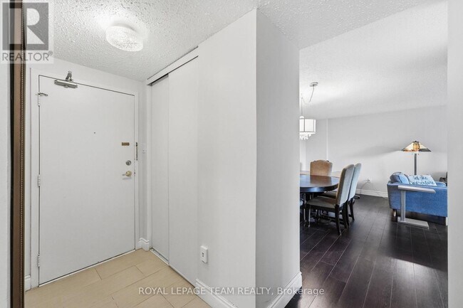 Building Photo - 530 Laurier Ave W