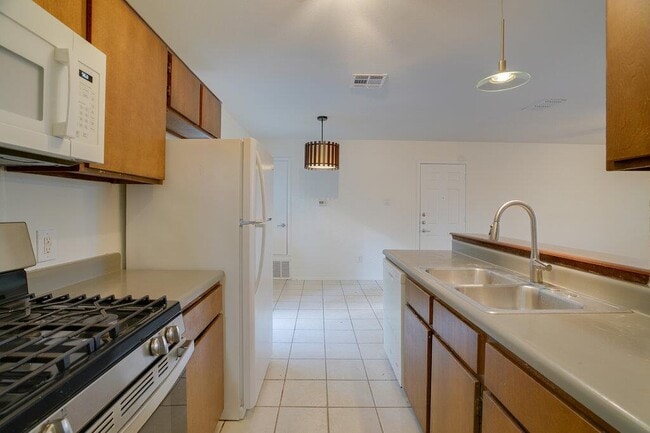 Building Photo - 7100 Barnsdale Way